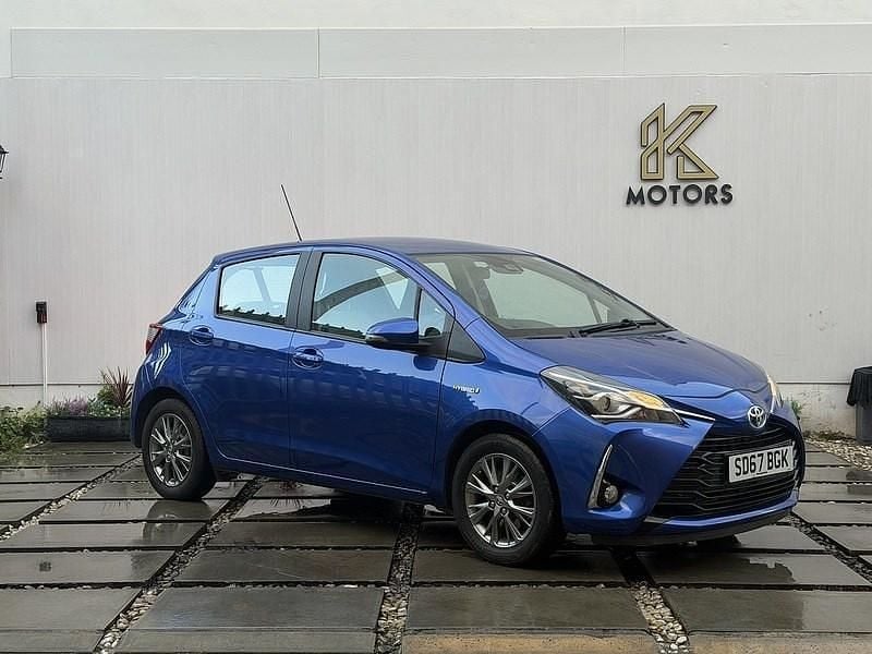Used Toyota Yaris Hybrid 100 HP (73 kW) 2017 Blue Hatchback