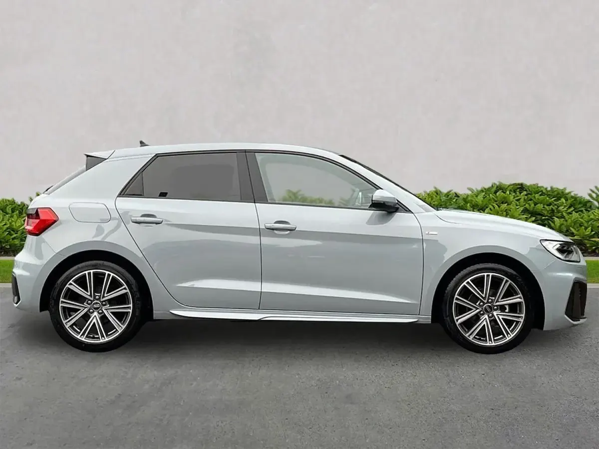 Usado Audi A1 S-Line 95 HP (69 kW) 2025 Cinzento SUV