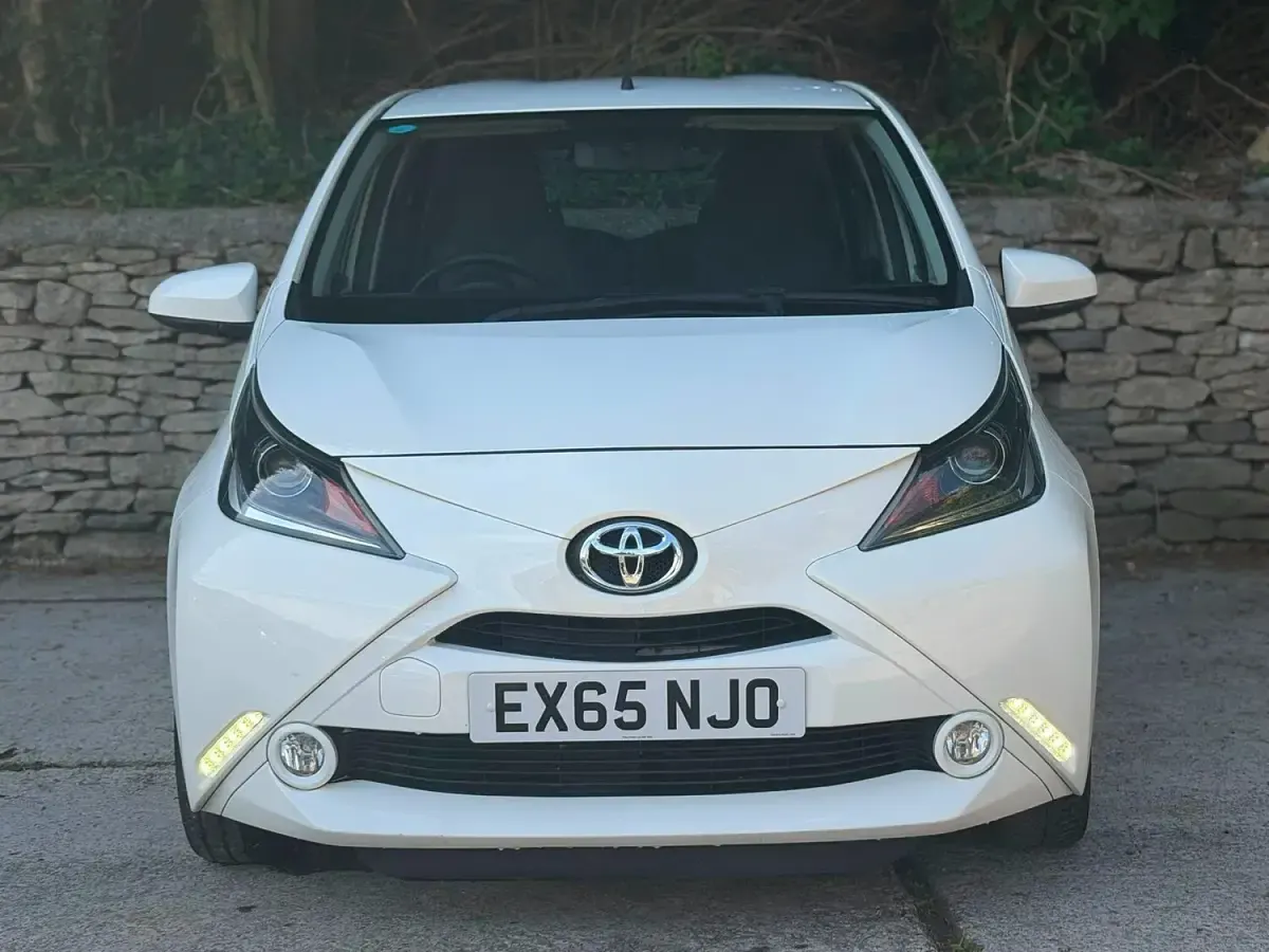 Used Toyota Aygo x-press 69 HP (50 kW) 2015 White Hatchback