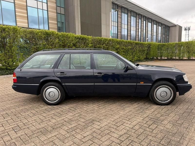 Used Mercedes E200 1995 Blue Estate