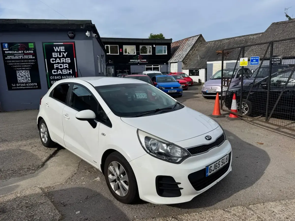 Begagnad Kia Rio 2015 Vit Halvkombi