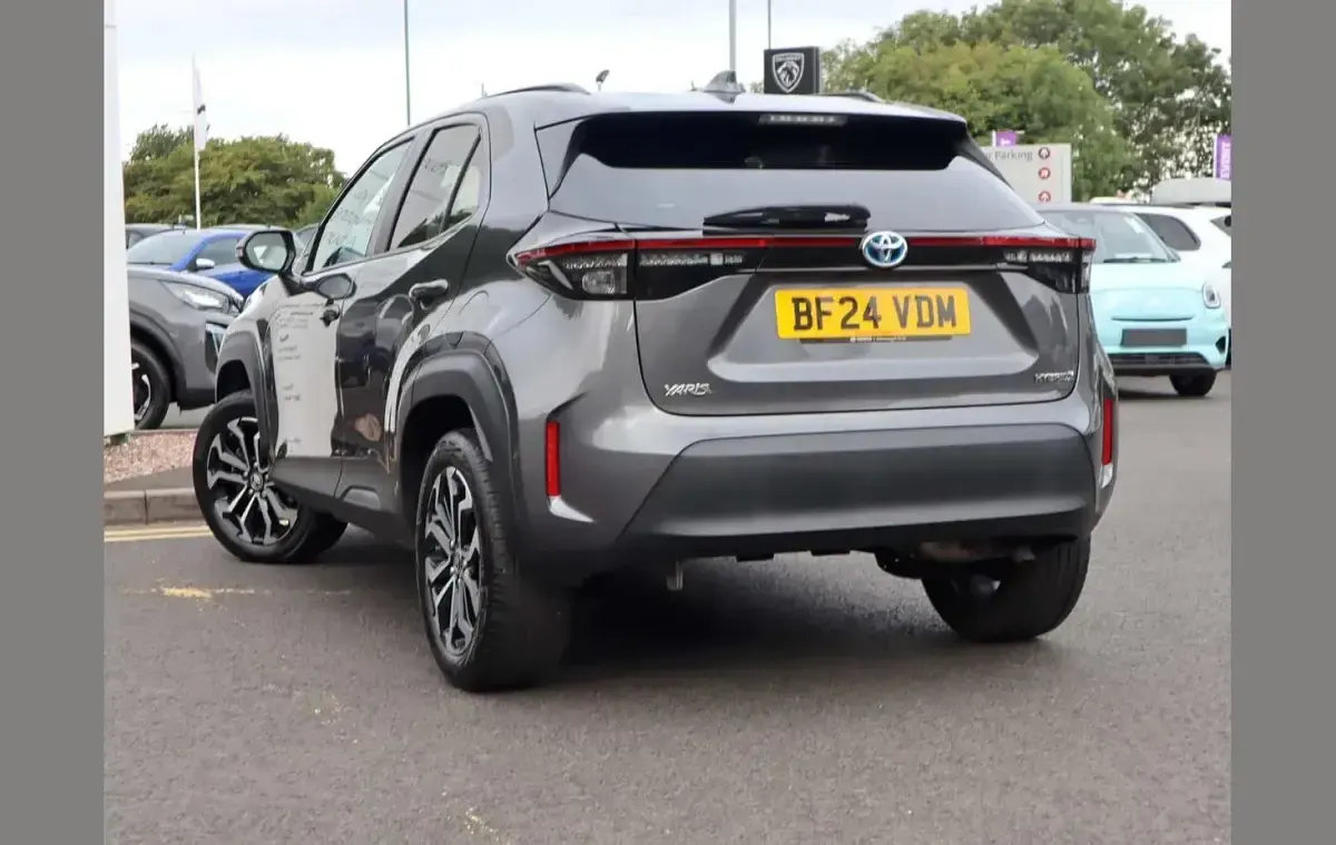 Used Toyota Yaris Cross Design 113 HP (83 kW) 2024 Grey SUV