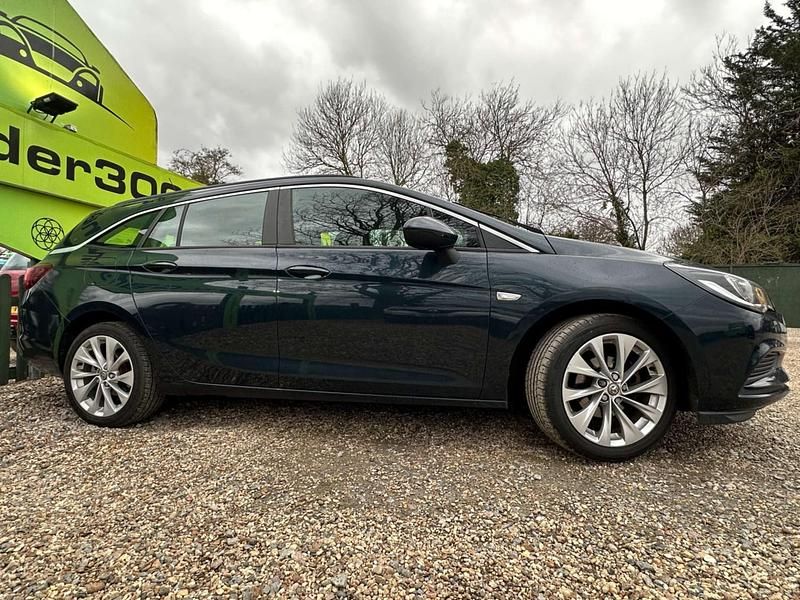 Used Vauxhall Astra Design Edition 105 HP (77 kW) 2017 Green Estate