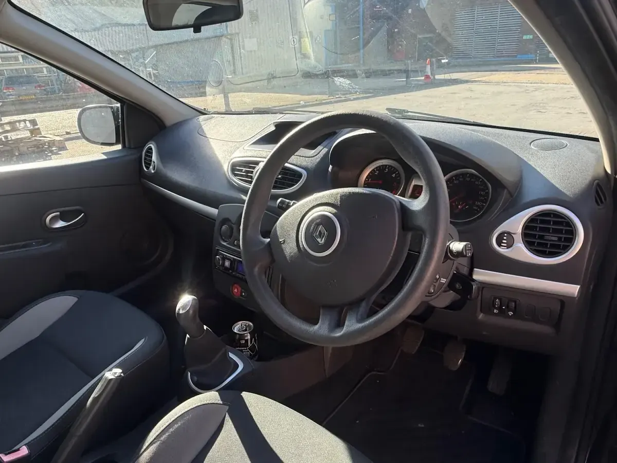 Used Renault Clio Expression 86 HP (63 kW) 2011 Black Hatchback