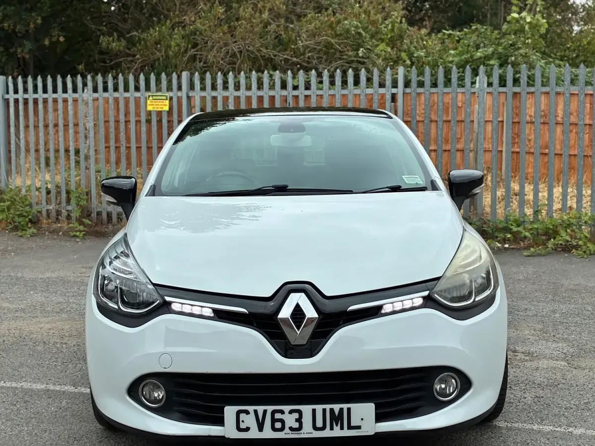 Used Renault Clio Dynamique 90 HP (66 kW) 2013 White Hatchback