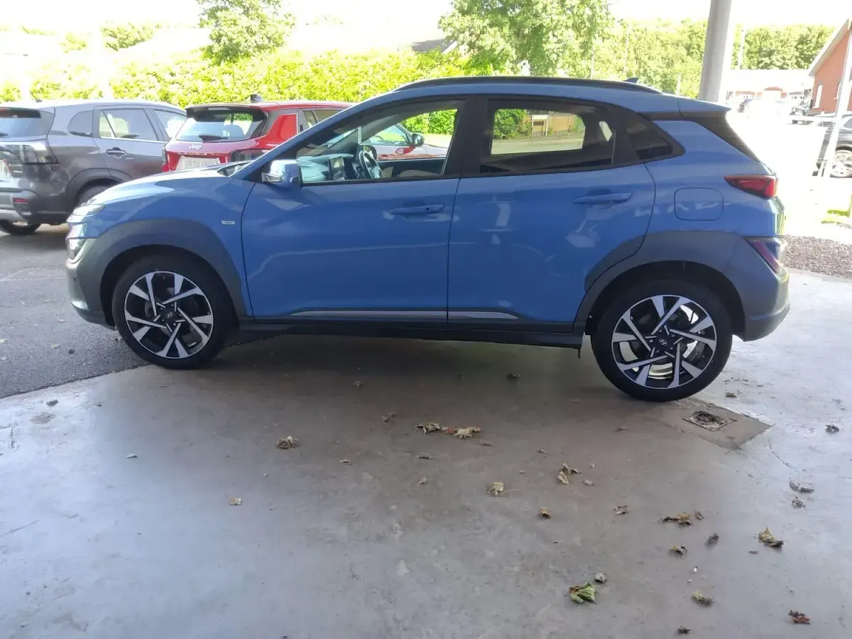 Używany Hyundai Kona Premium 120 KM (88 kW) 2022 Niebieski SUV