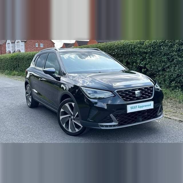 Midnight black with grey roof Used 2022 Seat Arona FR Sport SUV | £16,490 (Fair price) - Image 1/4