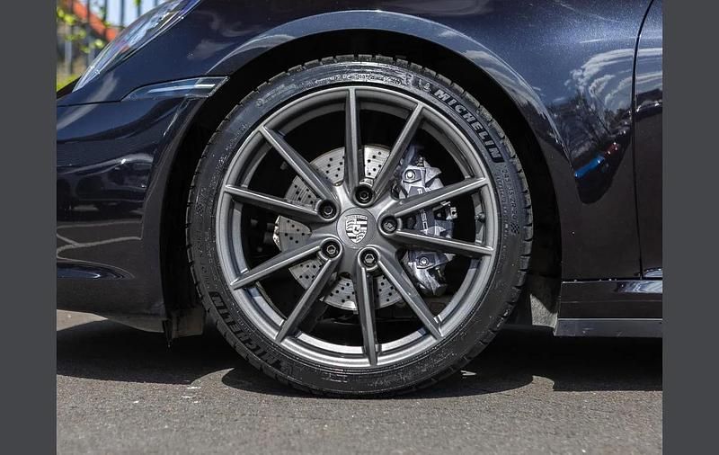 Begagnad Porsche 911 379 HK (278 kW) 2023 Svart Sportkupé