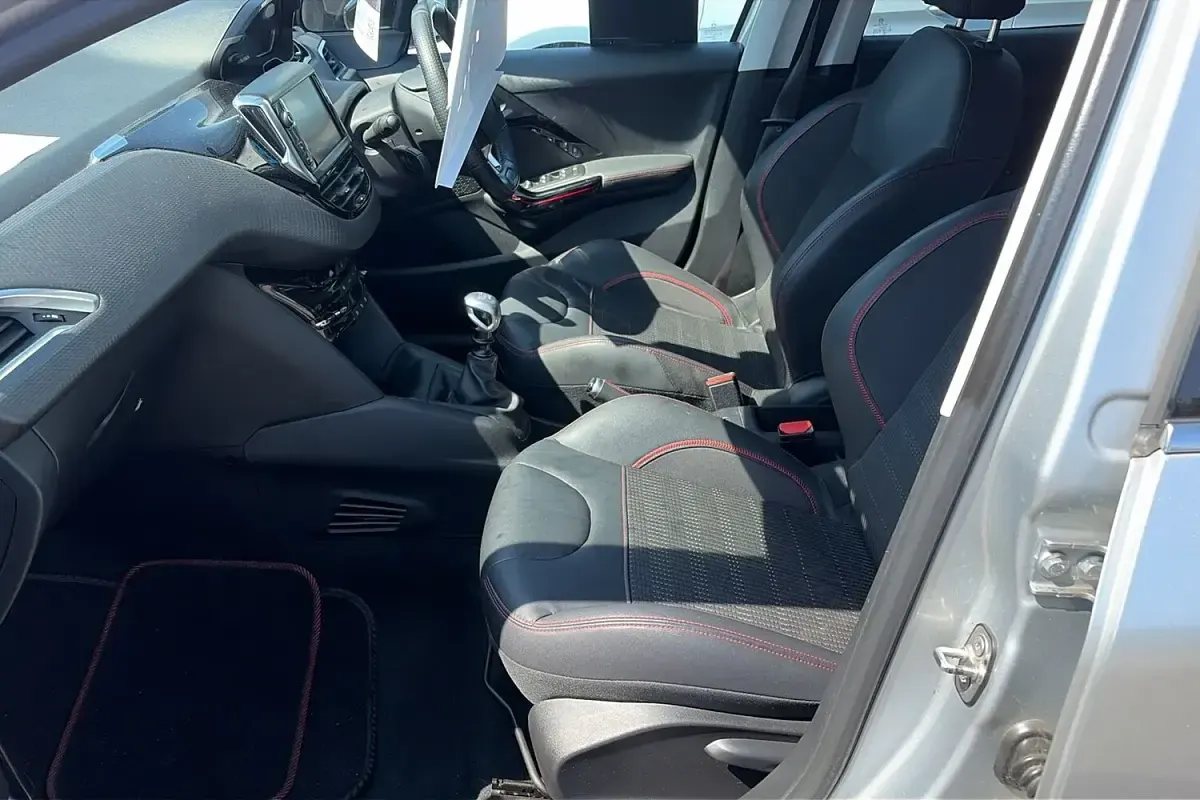Used Peugeot 208 GT-line 110 HP (80 kW) 2018 Silver Hatchback