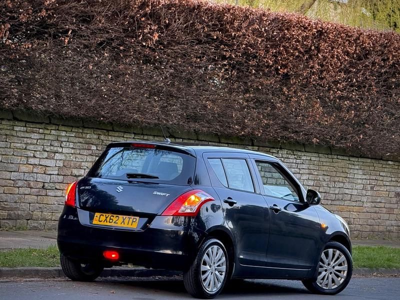 Usado Suzuki Swift SZ3 94 HP (69 kW) 2012 Preto Citadino