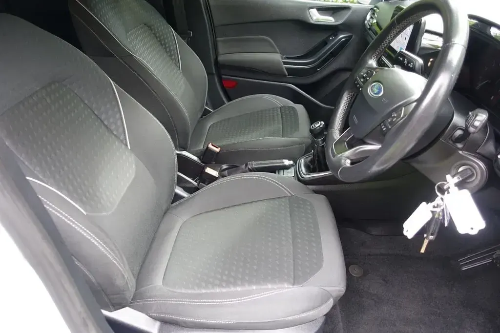 Used Ford Fiesta Zetec 85 HP (62 kW) 2017 White Hatchback