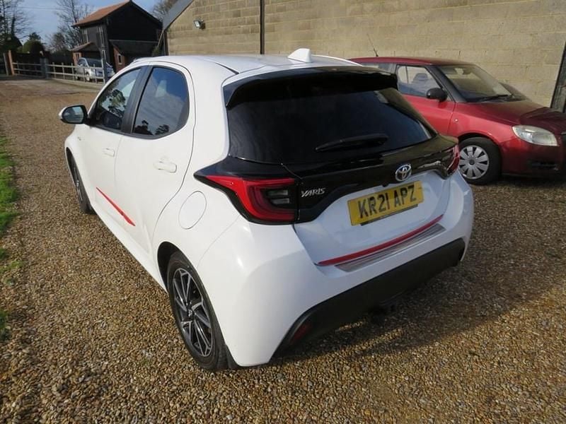 Used Toyota Yaris Hybrid Design 114 HP (83 kW) 2021 White Hatchback