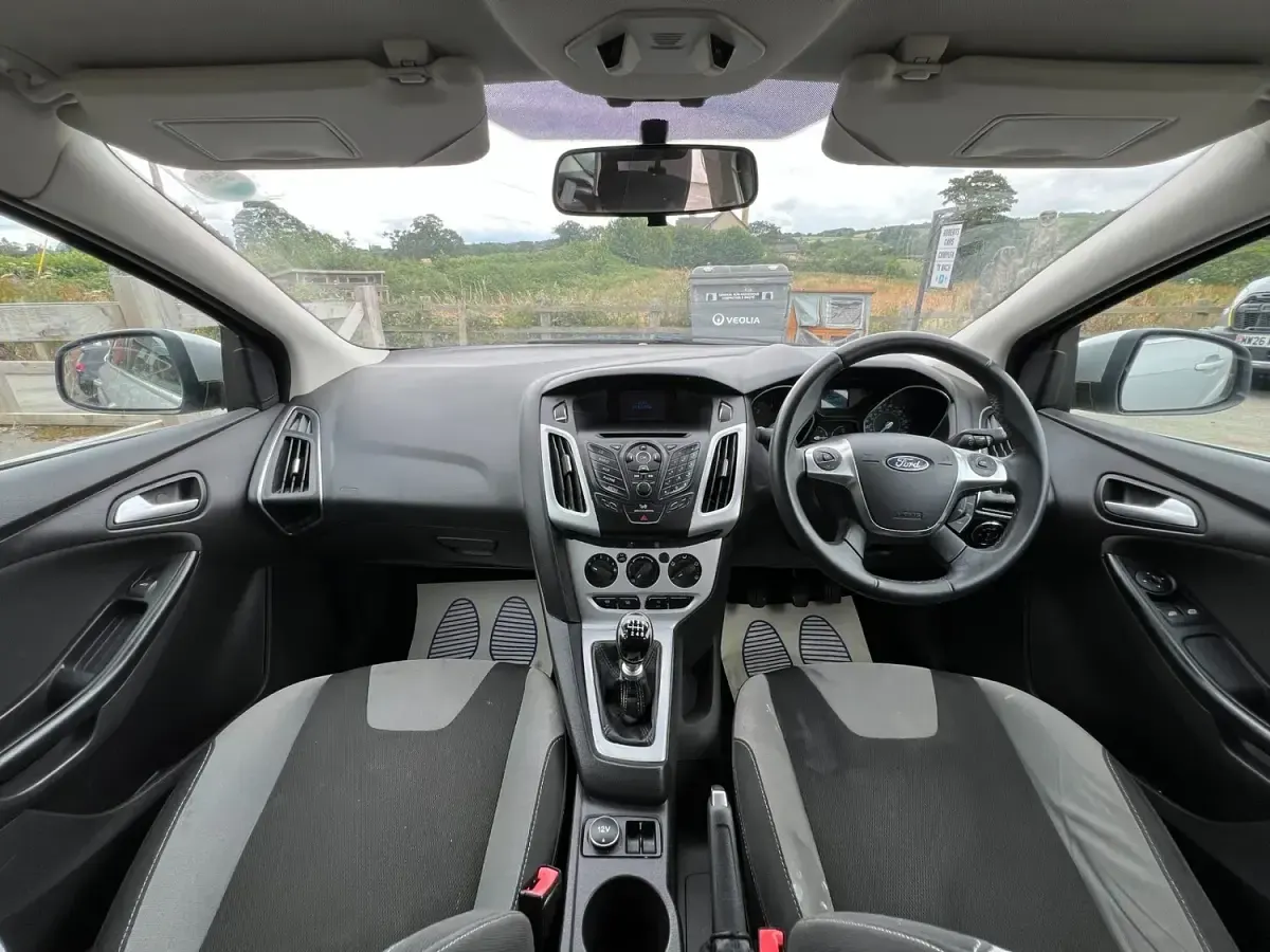 Used Ford Focus Zetec 115 HP (84 kW) 2012 Silver Hatchback