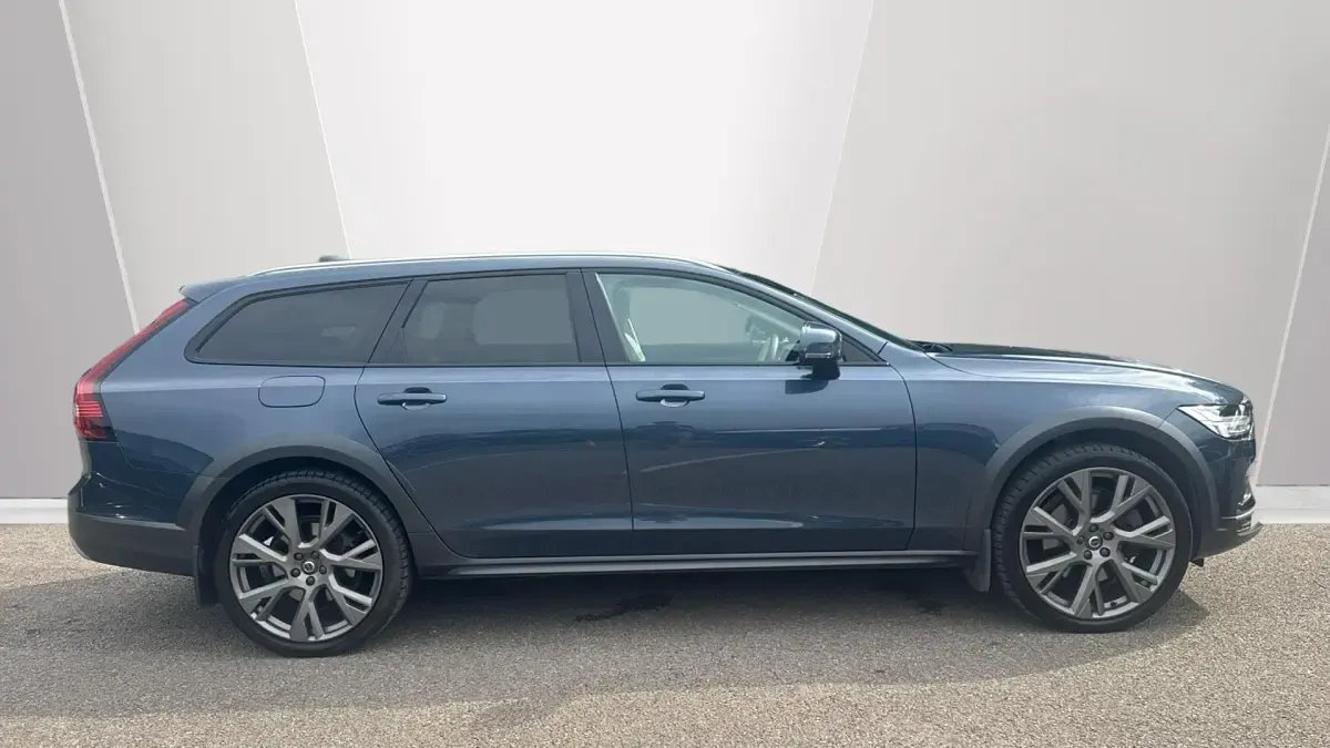 Used Volvo V90 235 HP (172 kW) 2021 Blue Estate