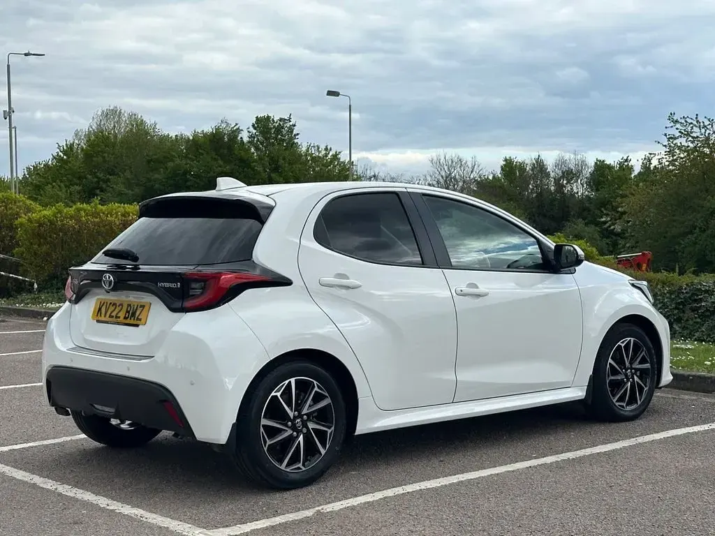 Used Toyota Yaris Hybrid Design 116 HP (85 kW) 2022 White Hatchback