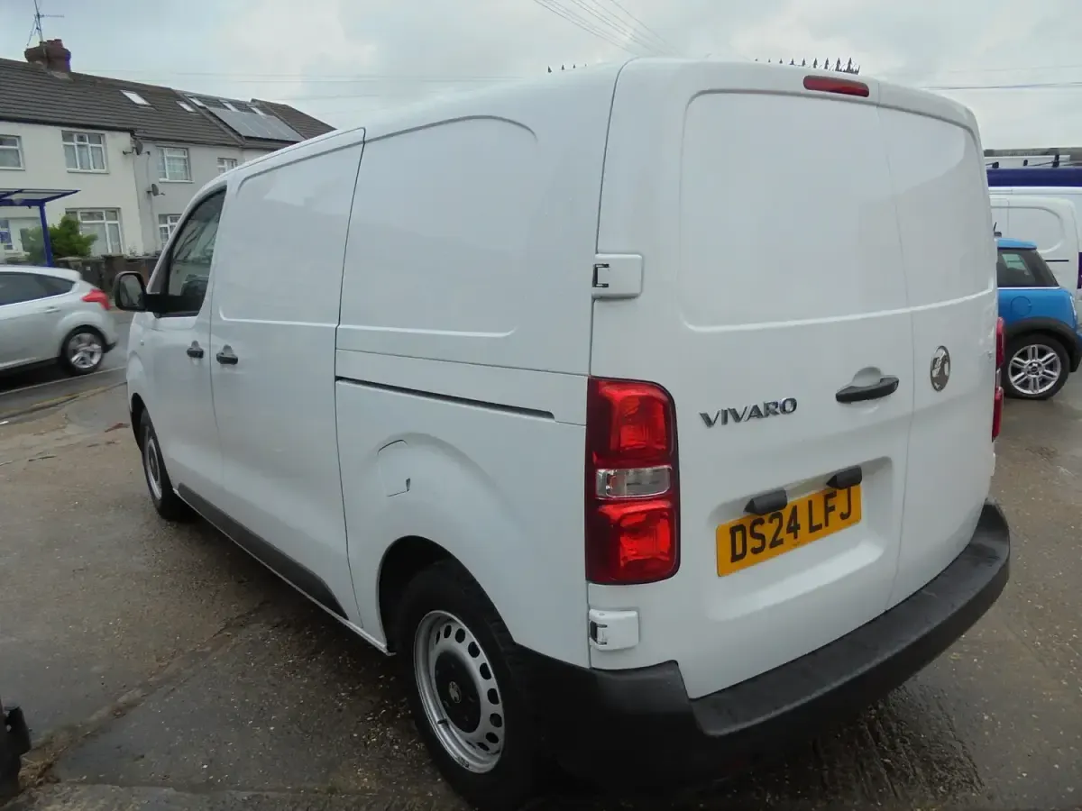 Used Vauxhall Vivaro 120 HP (88 kW) 2024 White MPV