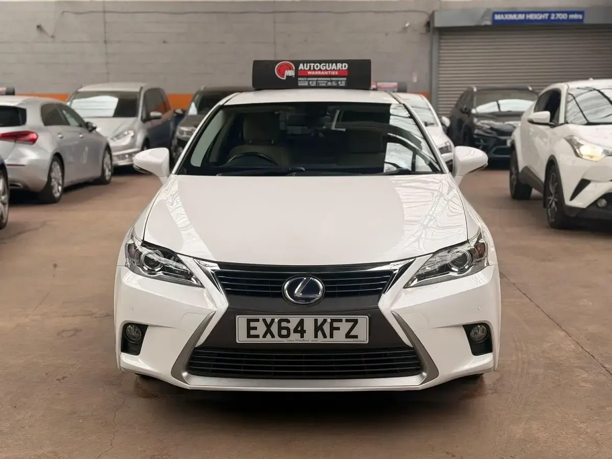 Used Lexus CT200h 136 HP (100 kW) 2014 White Hatchback