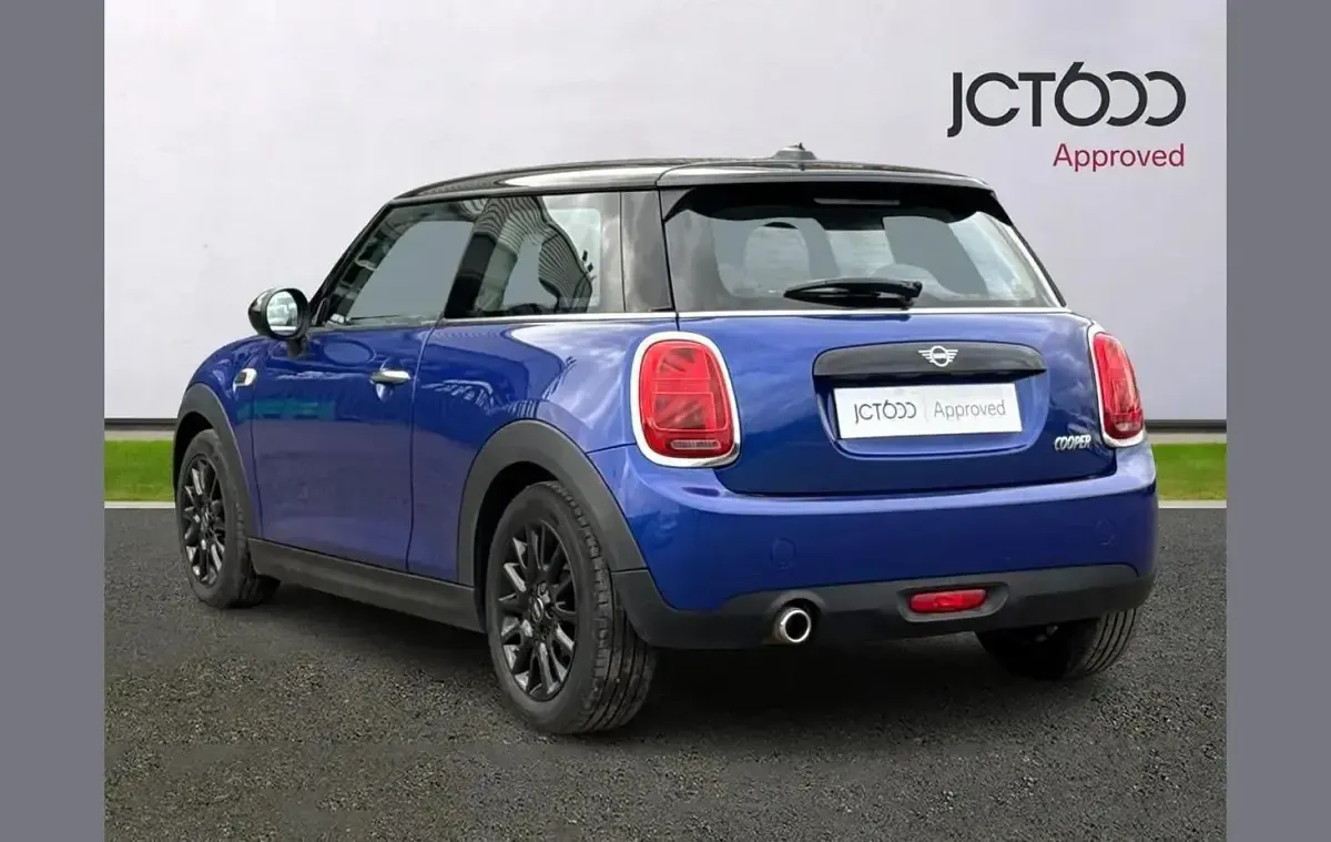 Used Mini Cooper Classic 134 HP (98 kW) 2018 Blue Hatchback