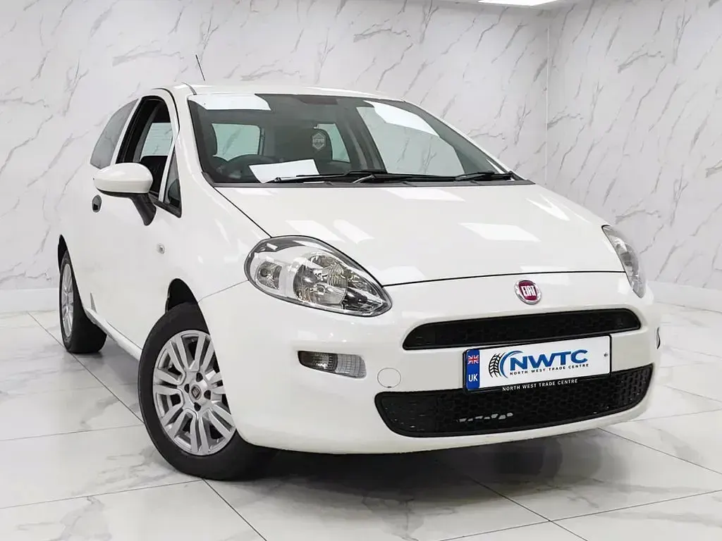 Used Fiat Punto Pop 69 HP (50 kW) 2015 White Hatchback
