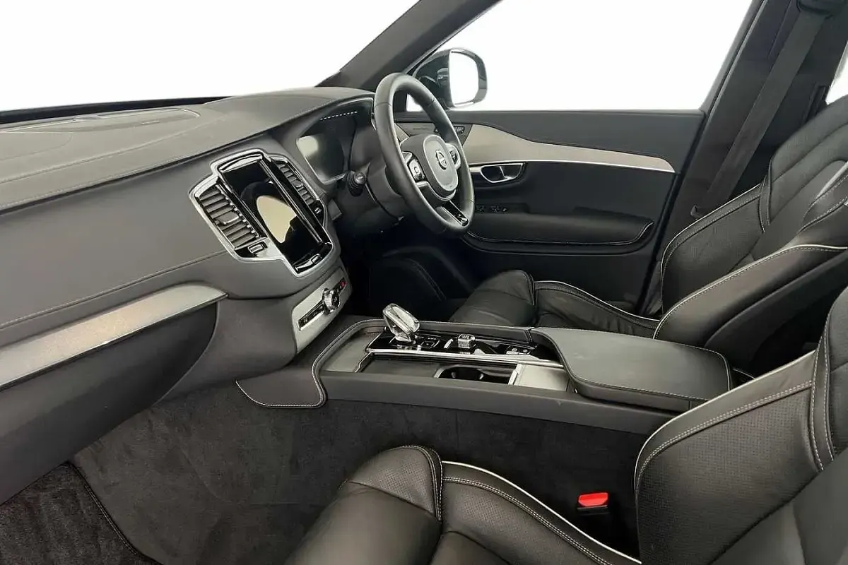 Used Volvo XC90 Plus 235 HP (172 kW) 2022 Onyx black SUV