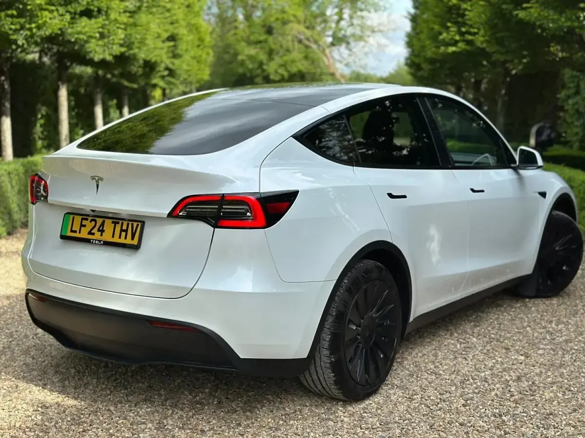 Begagnad Tesla Model Y RWD 219 kW (299 HK) 2024 Vit SUV