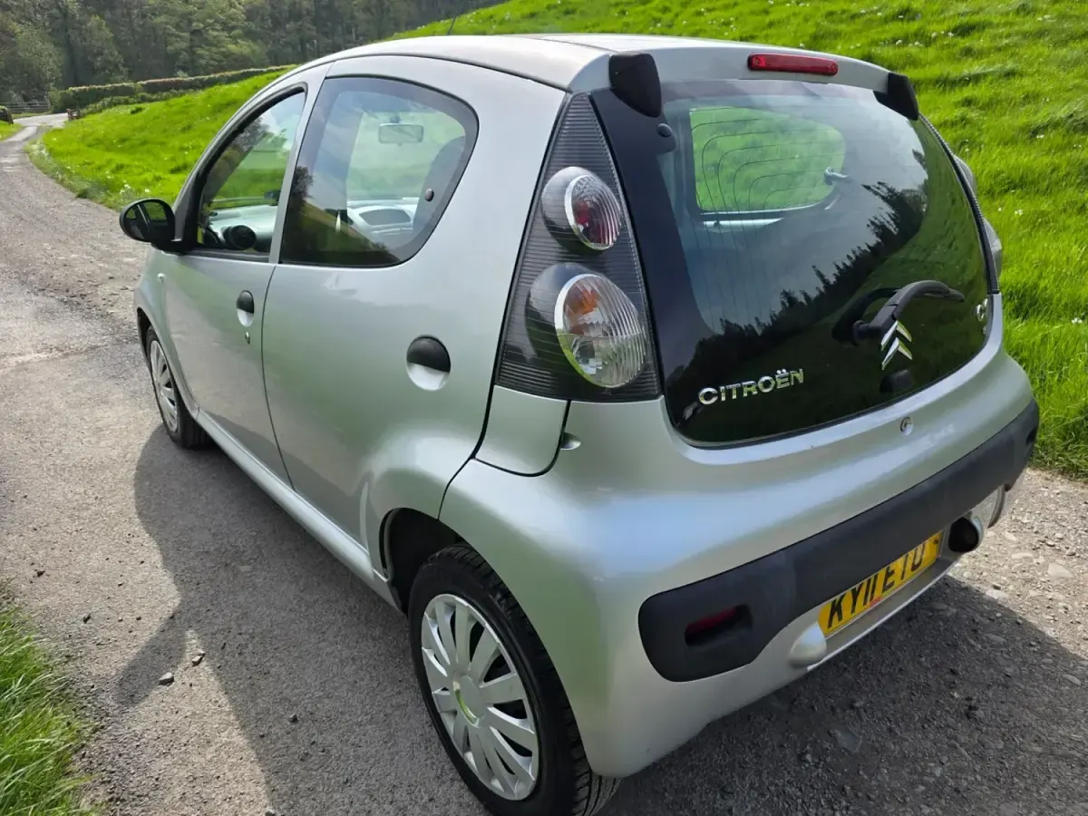 Usado Citroën C1 68 CV (50 kW) 2011 Gris Utilitario