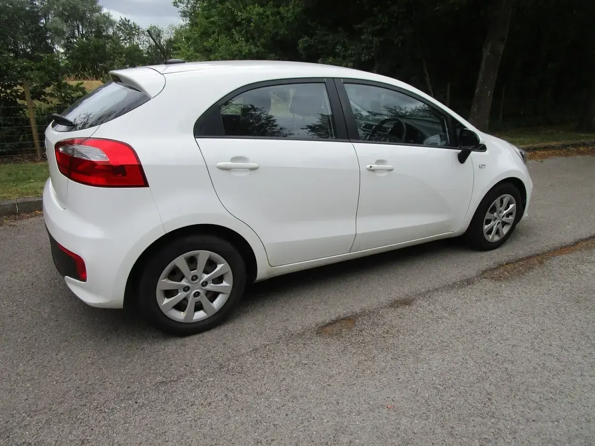 Used Kia Rio 84 HP (61 kW) 2016 White Hatchback