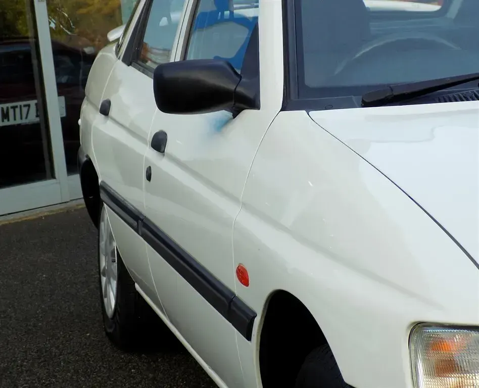 Used Ford Escort 1996 White Hatchback