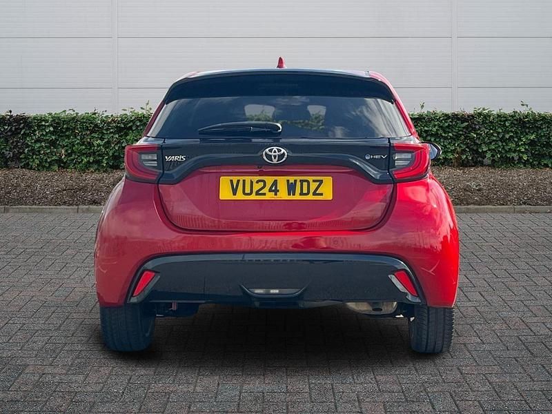 Second-hand Toyota Yaris Hybrid 2024 Roșu Hatchback