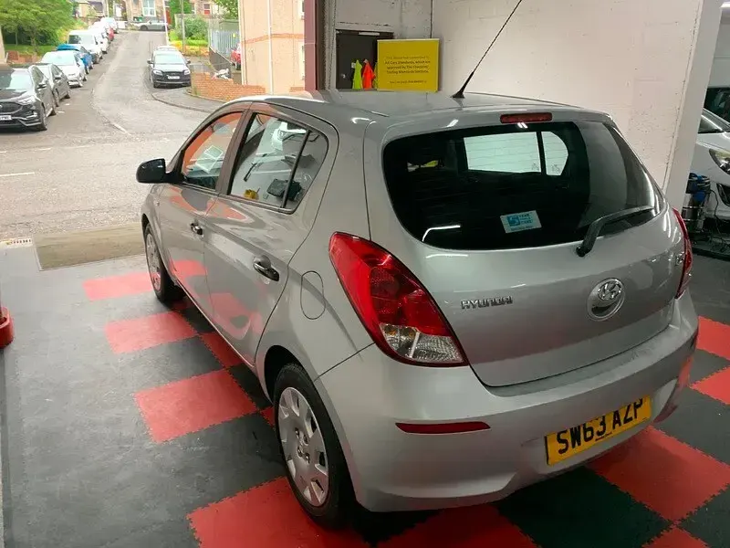 Used Hyundai i20 Classic 85 HP (62 kW) 2013 Silver Hatchback