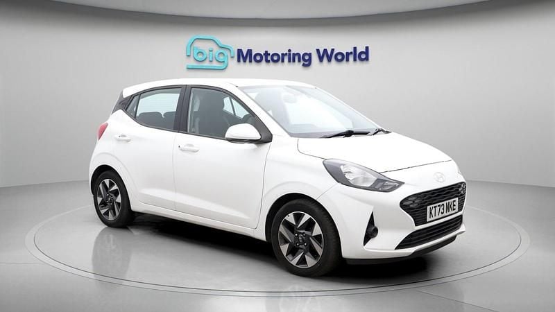 Used Hyundai i10 Advanced 67 HP (49 kW) 2024 White Hatchback