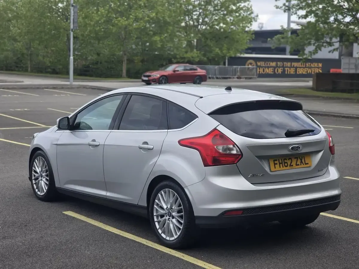 Begagnad Ford Focus Zetec 2013 Silver Halvkombi