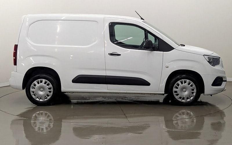 Used Vauxhall Combo Sportive 101 HP (74 kW) 2020 White jade MPV