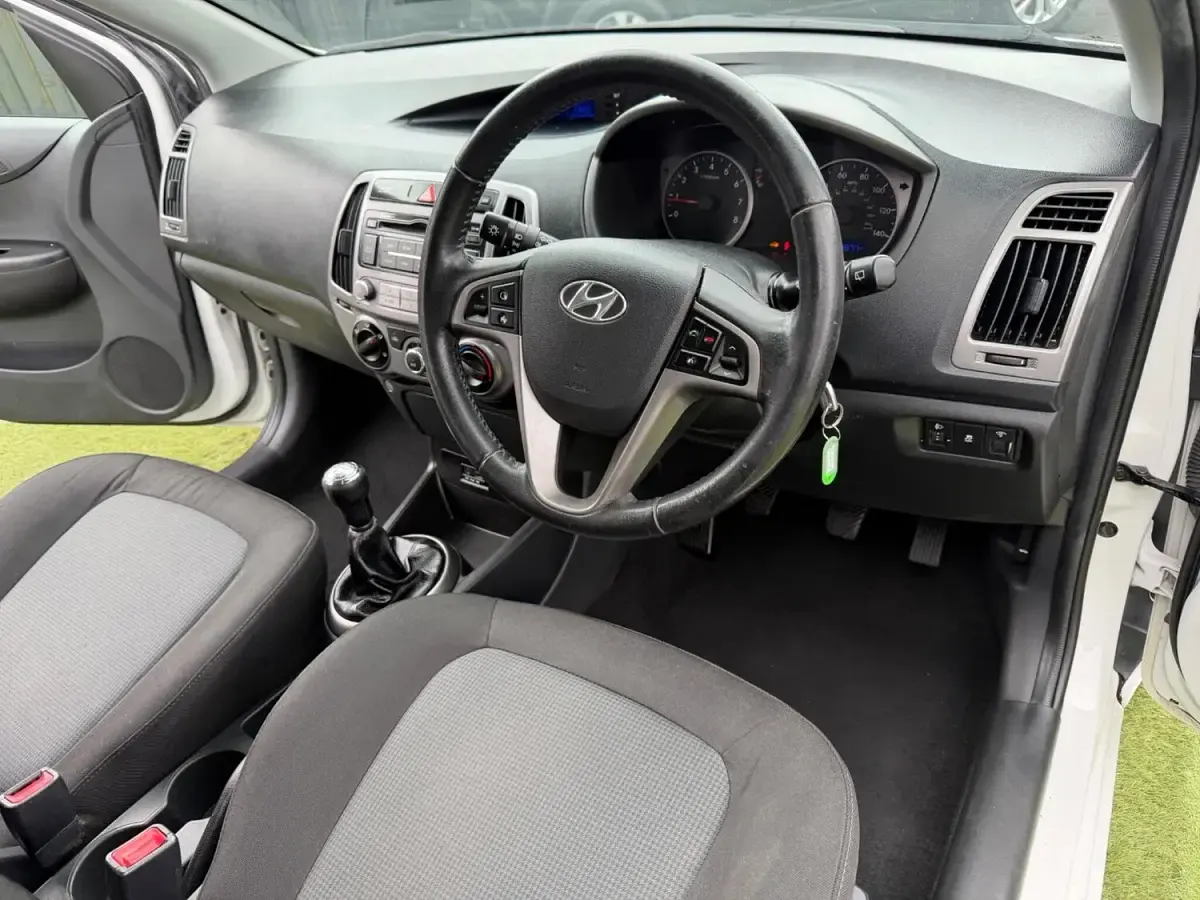 Used Hyundai i20 Active 84 HP (61 kW) 2015 White Hatchback