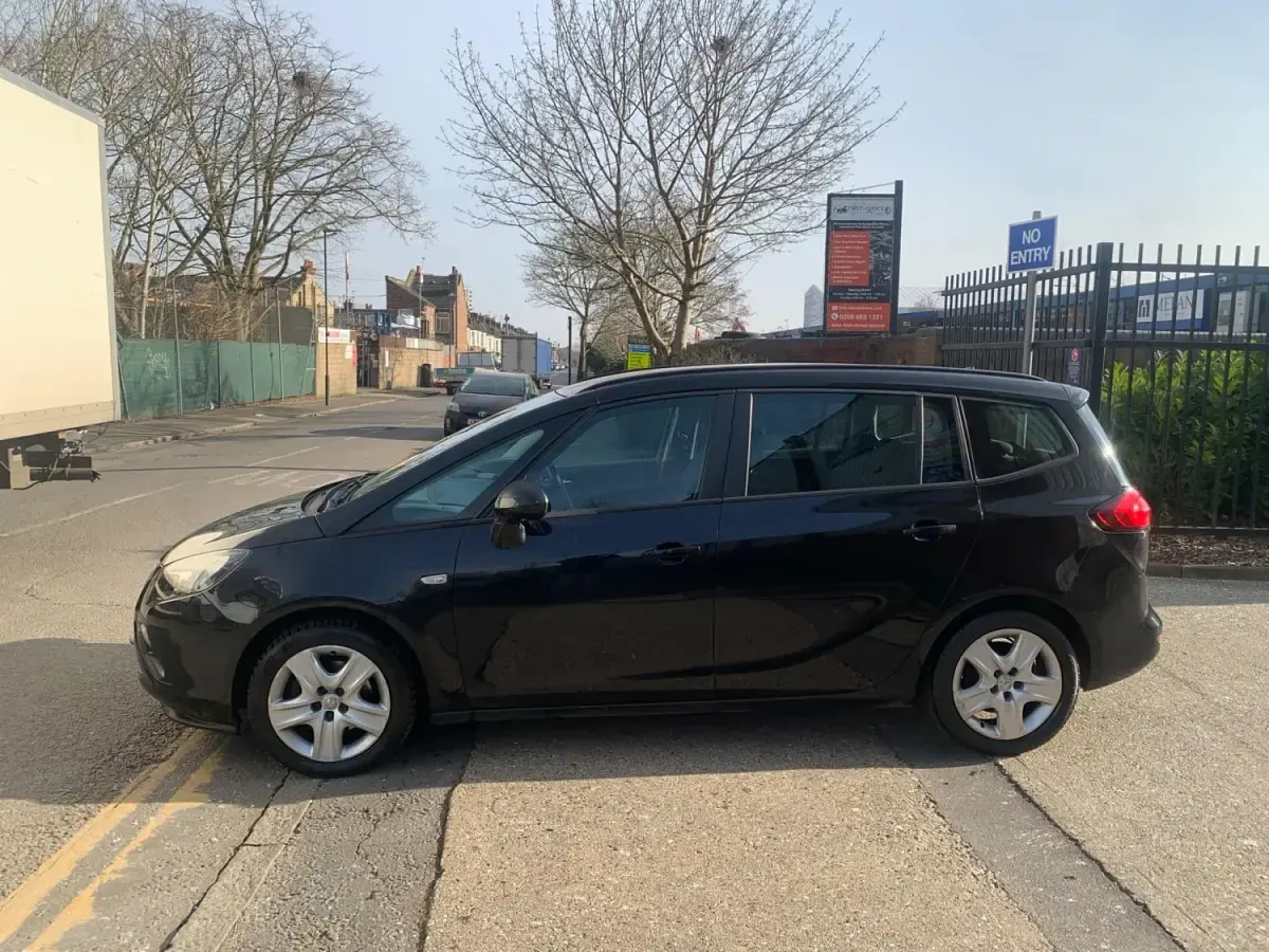 Usado Vauxhall Zafira Tourer 2015 Preto Monovolume