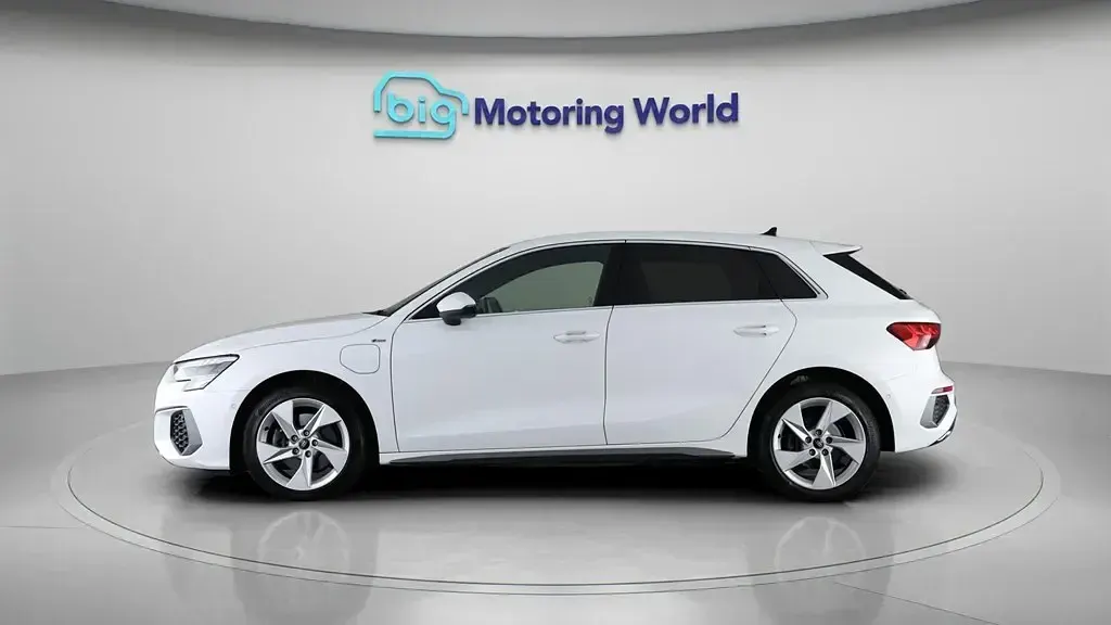 Begagnad Audi A3 Sportback e-tron S-Line 204 HK (150 kW) 2023 Vit Halvkombi