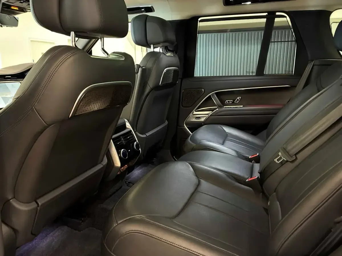 Käytetty Land Rover Range Rover Autobiography 2024 Musta Katumaasturi