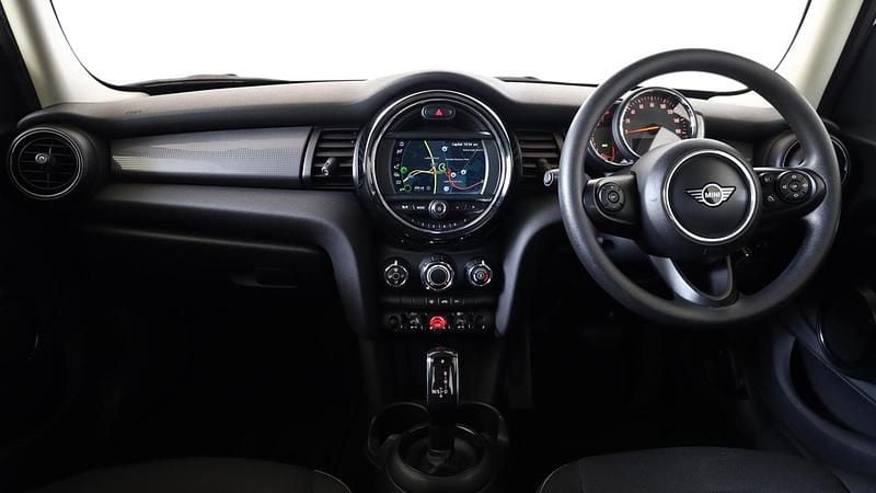 Used Mini Cooper Classic 134 HP (98 kW) 2019 White Hatchback