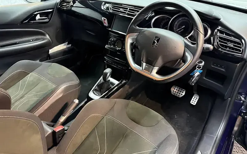 Used DS Automobiles DS3 Prestige 110 HP (80 kW) 2017 Blue Hatchback
