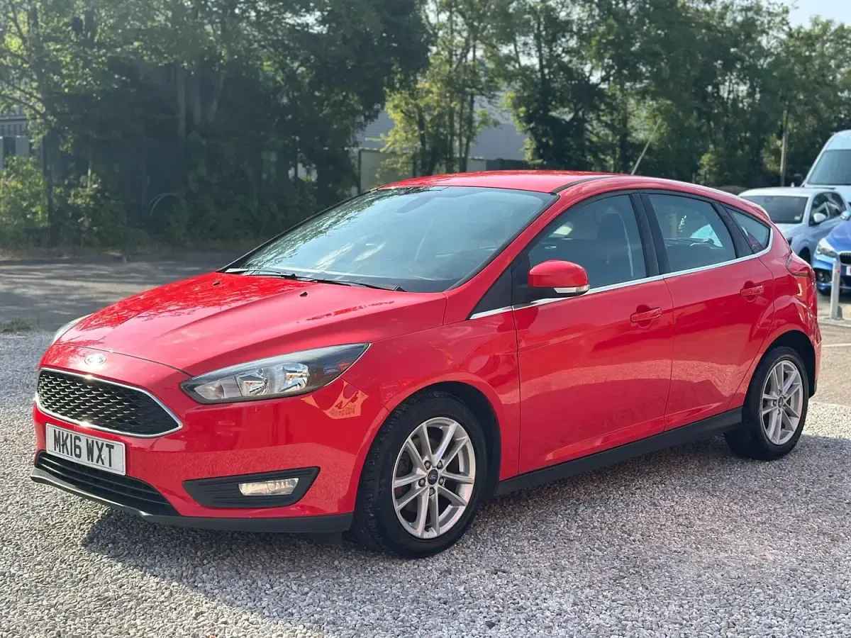 Used Ford Focus Zetec 115 HP (84 kW) 2016 Red Hatchback