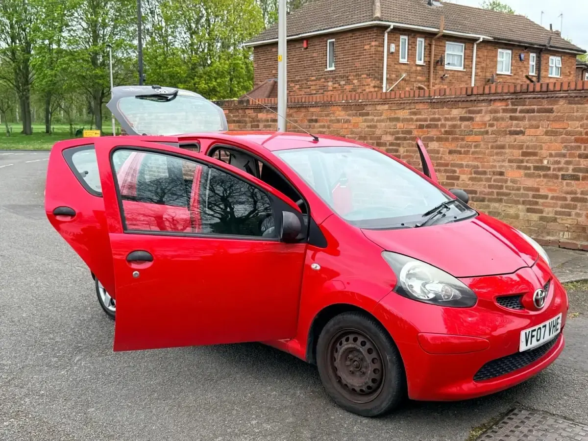 Usado Toyota Aygo 67 CV (49 kW) 2007 Rojo Utilitario