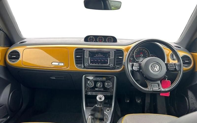 Usado VW Beetle Dune 105 HP (77 kW) 2017 Amarelo Citadino