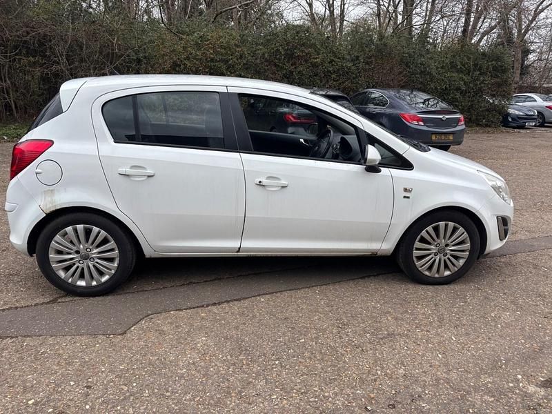 Used Vauxhall Corsa 85 HP (62 kW) 2011 White Hatchback