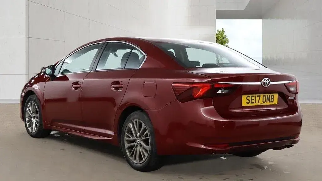 Used Toyota Avensis Business Edition 147 HP (108 kW) 2017 Red Sedan