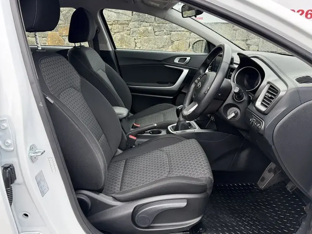 Usado Kia Ceed 114 HP (83 kW) 2019 Branco Citadino