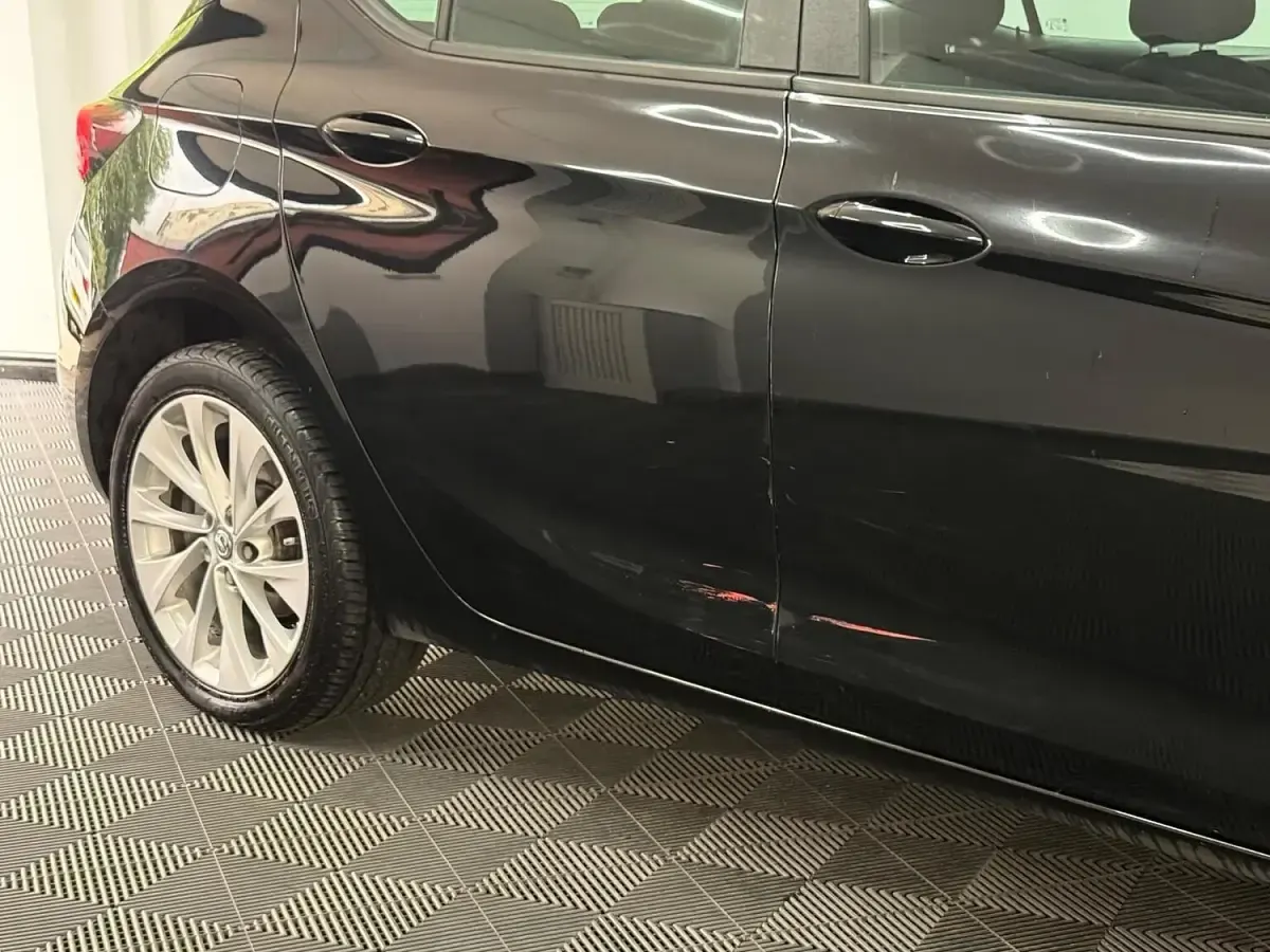 Used Vauxhall Astra Design Edition 105 HP (77 kW) 2017 Black Hatchback
