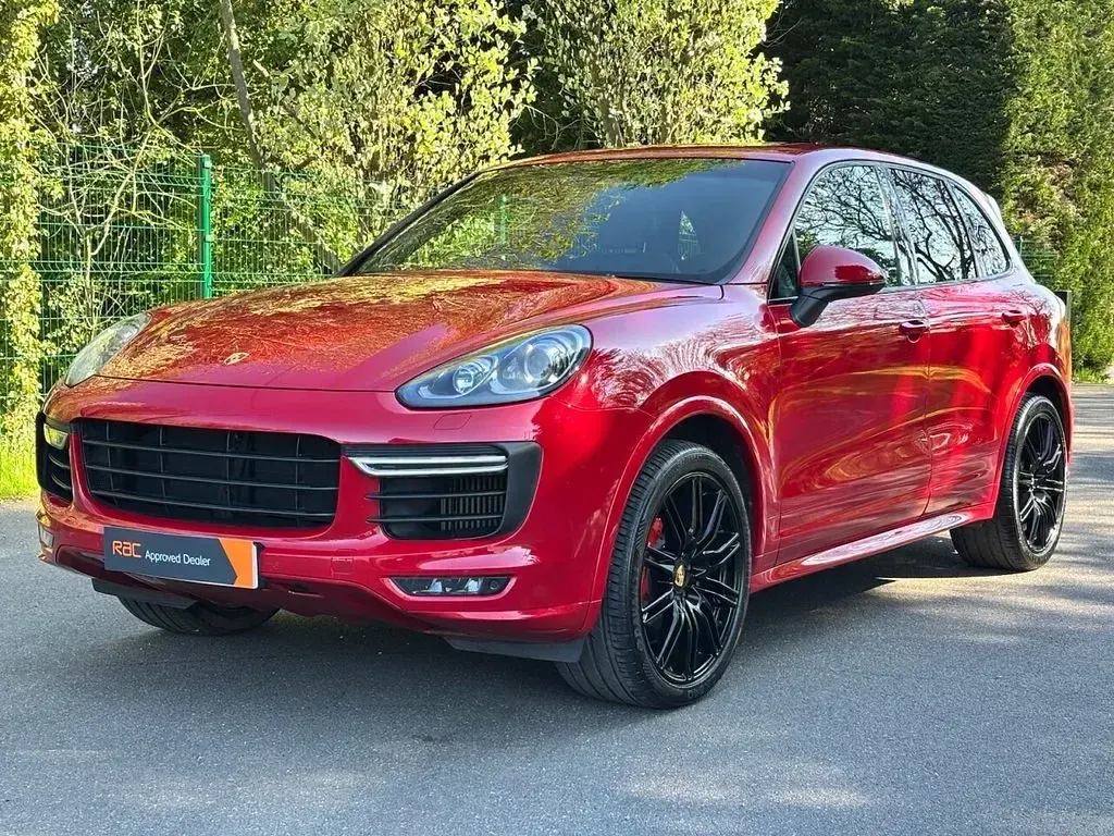 Used Porsche Cayenne 440 HP (323 kW) 2016 Red SUV