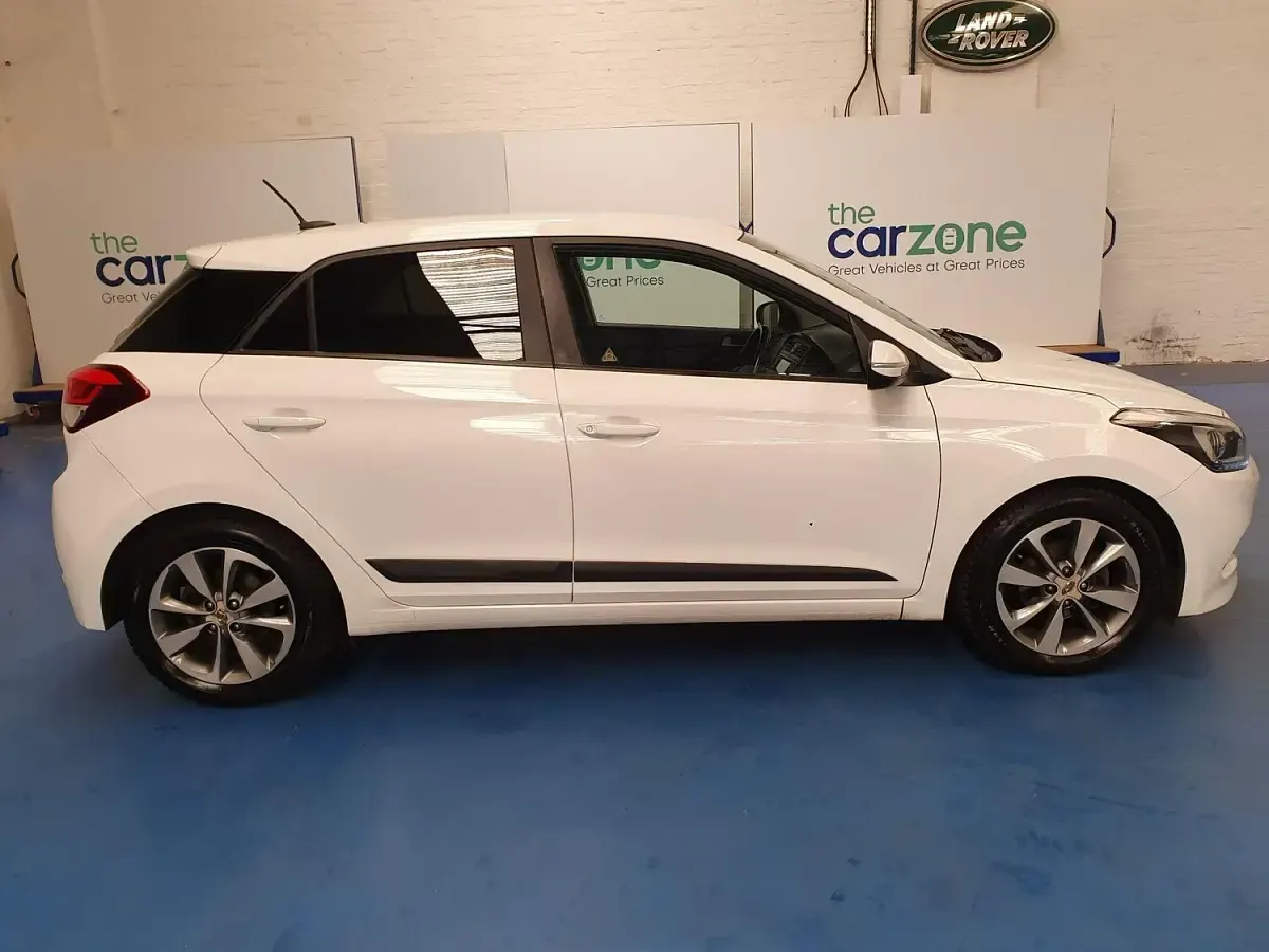 Used Hyundai i20 Premium 84 HP (61 kW) 2017 White Hatchback