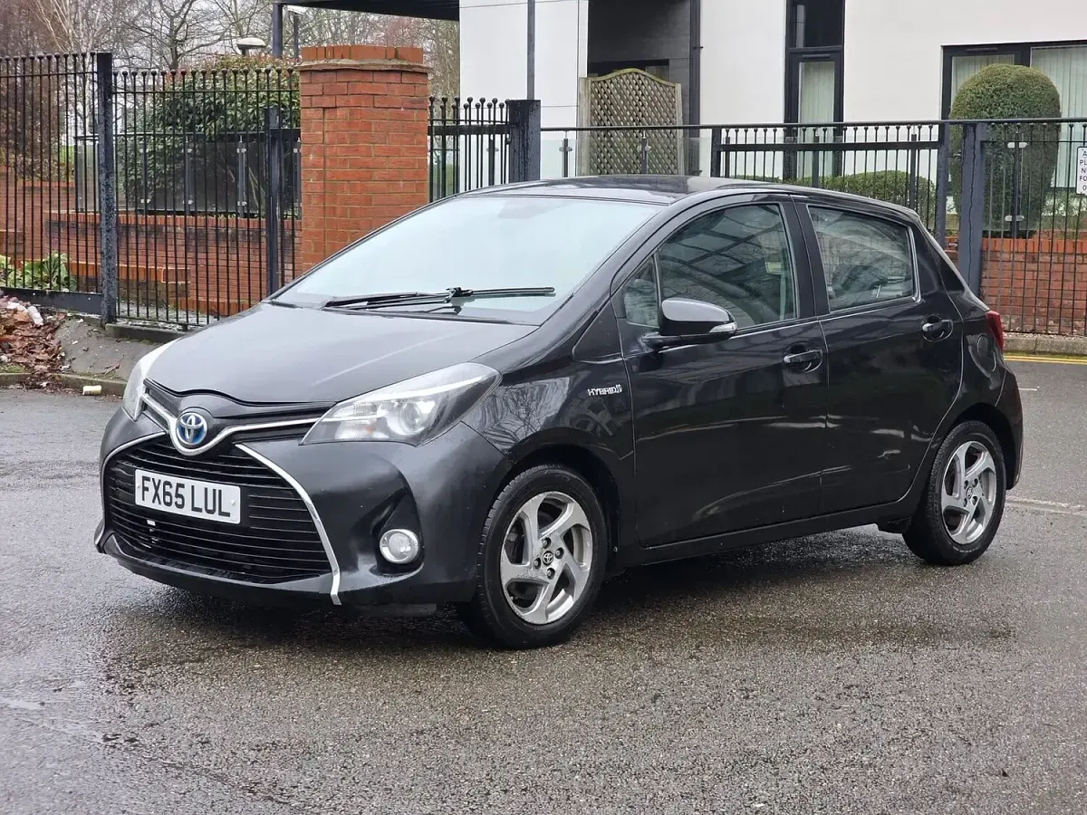 Used Toyota Yaris 101 HP (74 kW) 2015 Black Hatchback