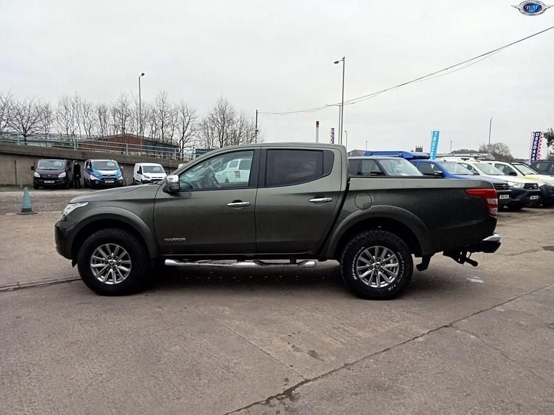 Usado Mitsubishi L200 Warrior 178 HP (130 kW) 2015 Verde Pickup